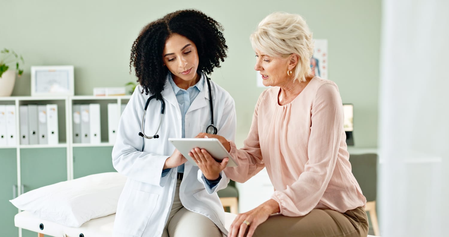 Arzt erklärt einem Patienten Inhalte auf einem Tablet